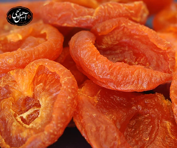 نحوه بسته بندی برگه زردآلو برای ارسال به شهرستان توسط آجیل چی