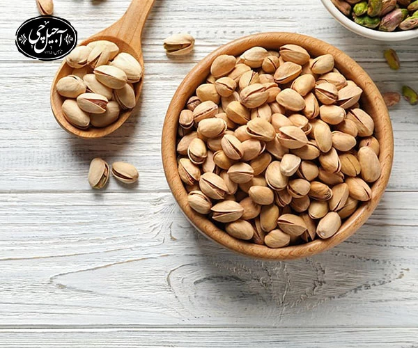 بسته بندی پسته اکبری در بسته های شیک و کادویی آجیل چی